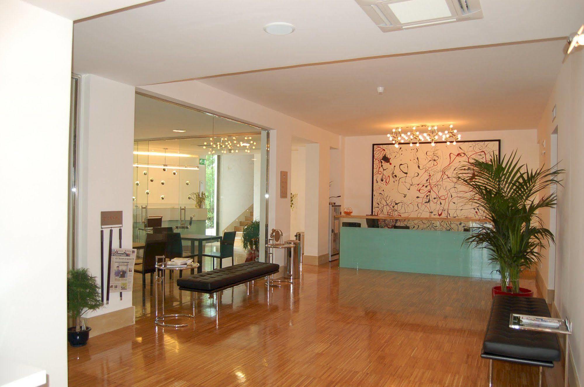 Hotel Del Conte ฟอนดี ภายนอก รูปภาพ