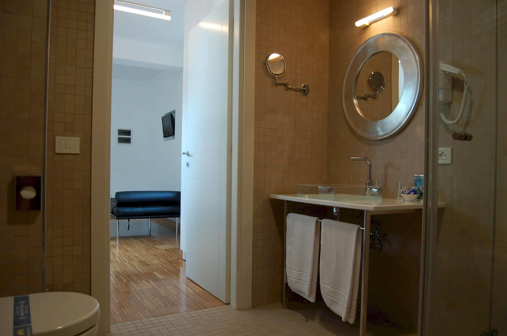 Hotel Del Conte ฟอนดี ภายนอก รูปภาพ