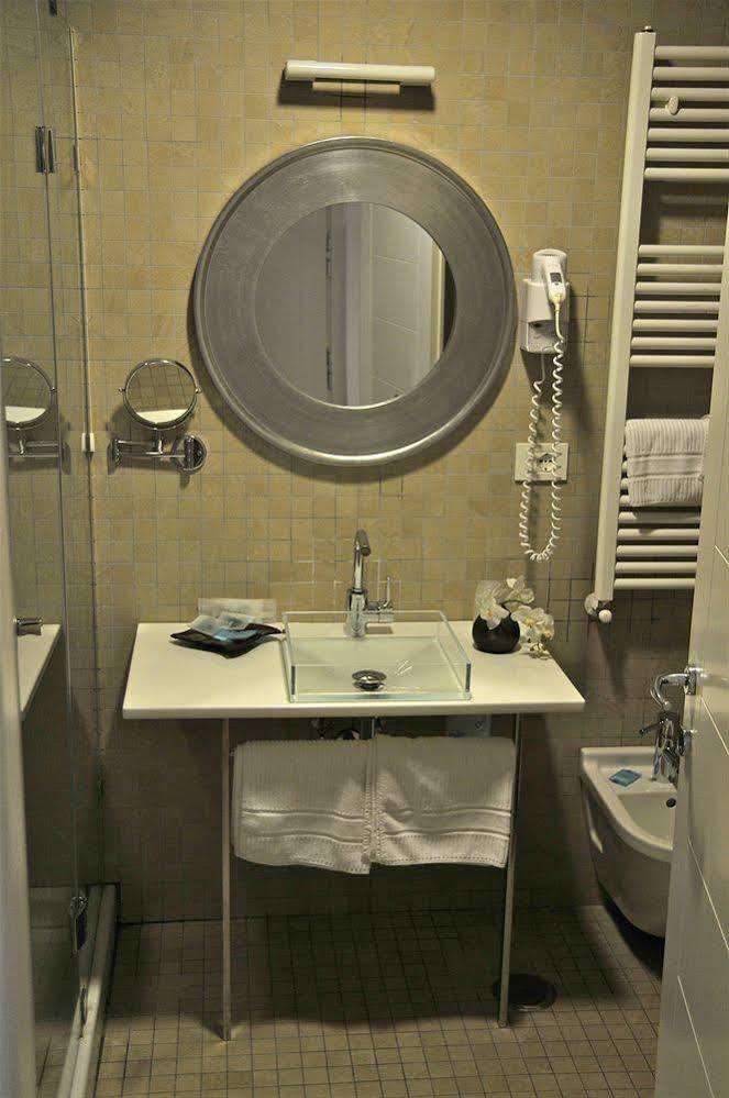 Hotel Del Conte ฟอนดี ภายนอก รูปภาพ