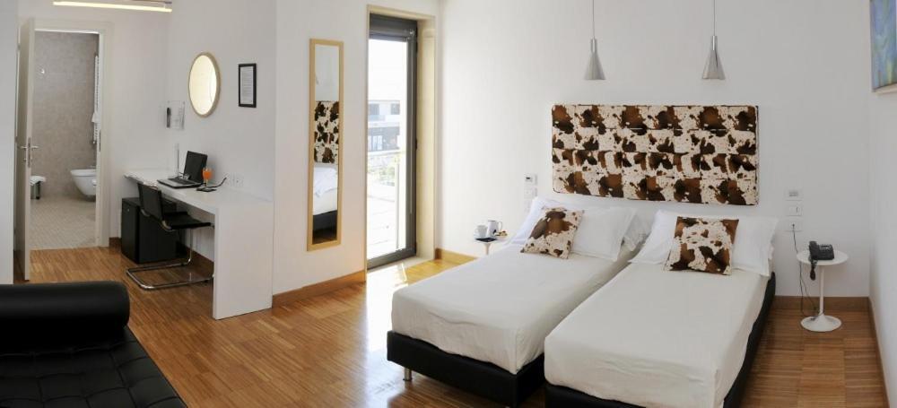 Hotel Del Conte ฟอนดี ภายนอก รูปภาพ
